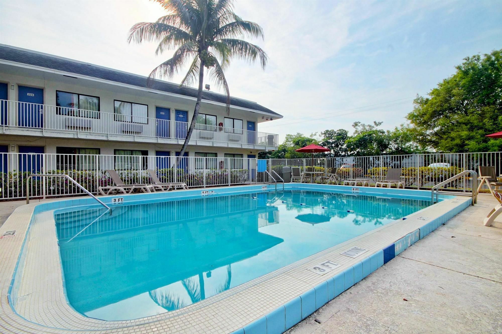 Travelodge By Wyndham Pompano Beach Exterior foto